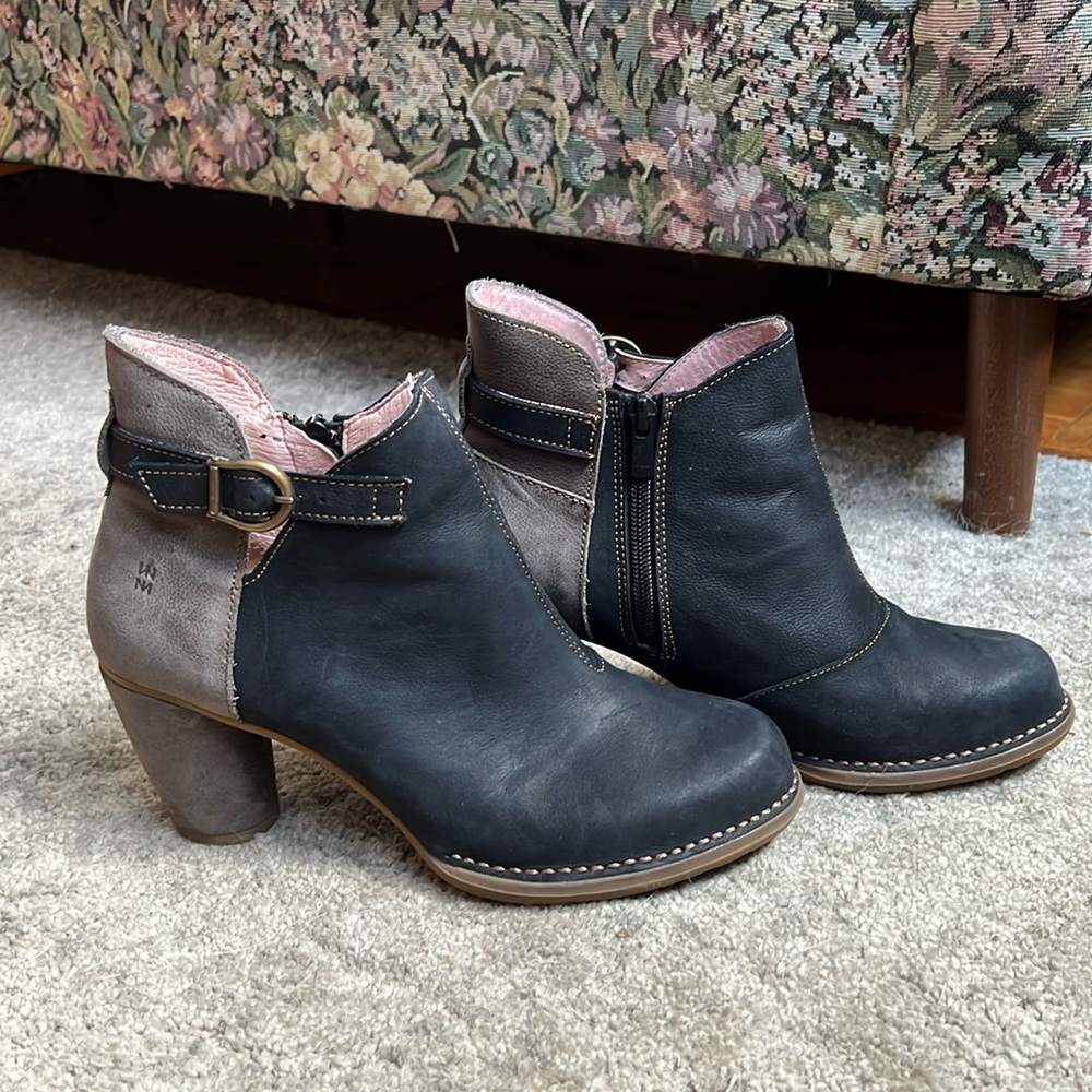 Navy/gray leather booties - size 39